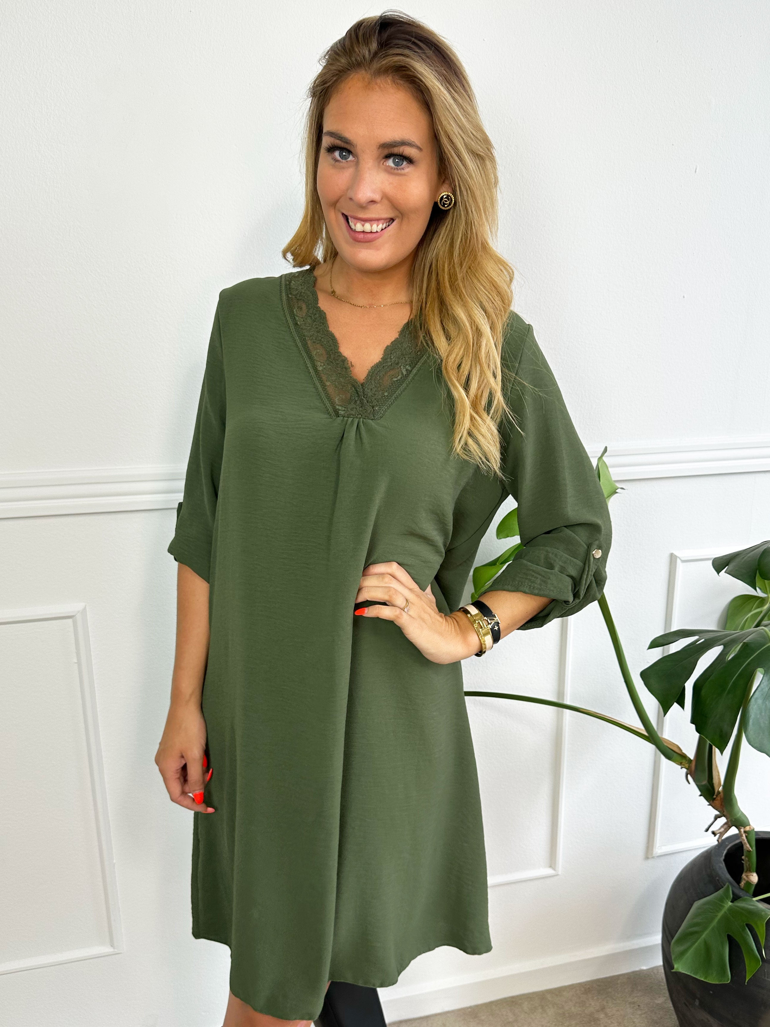 Elly Long - Simpel klänning med spetskant